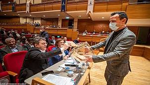 İzmir Büyükşehir Belediyesi Meclisi'nde bayrak değişimi 