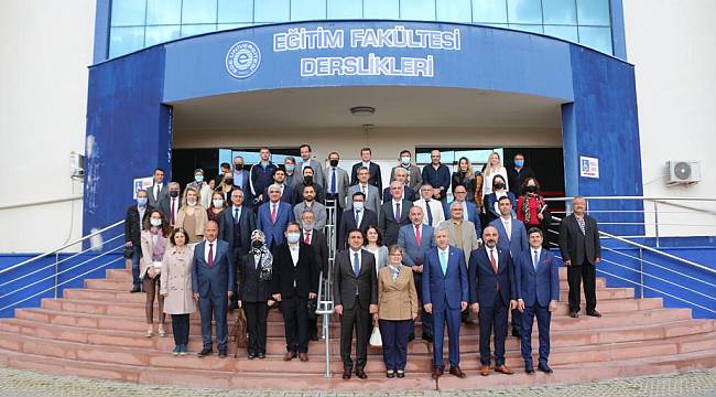 İzmir İl Milli Eğitim Müdürlüğü ve Ege Üniversitesi İşbirliğinde Öğretmen Eğitimleri Devam Ediyor 
