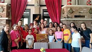 Anneleri için limonata ve şerbet yaptılar