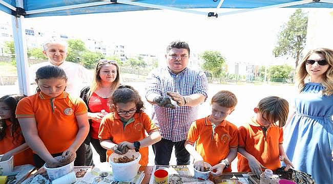 Bucalı çocuklar Başkan Kılıç'la "tohum topu" yaptı 