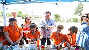 Bucalı çocuklar Başkan Kılıç'la "tohum topu" yaptı 