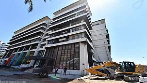 Depremde hasar gören hizmet binası yıkılıyor 