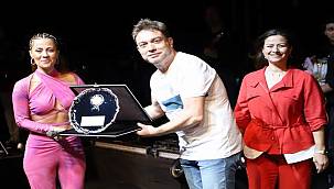 Derya Uluğ'dan Bayındır'da muhteşem konser 