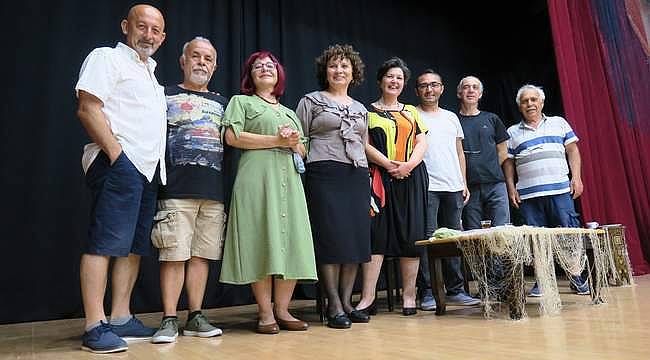 Foça Belediye Tiyatrosu'nun 'Kozalar' oyunu büyük beğeni topladı