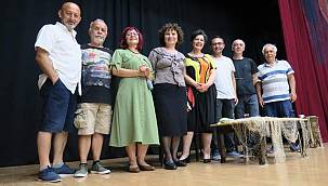 Foça Belediye Tiyatrosu'nun 'Kozalar' oyunu büyük beğeni topladı