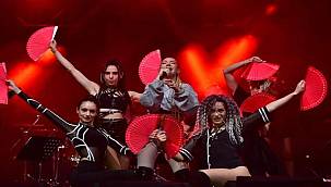 Hande Yener söyledi, DEÜ'lü gençler doyasıya eğlendi 