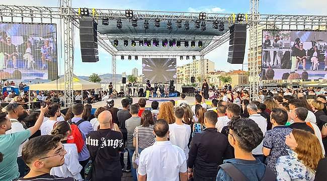 İzmir Uluslararası Gençlik ve Dans Festivali renkli görüntülere sahne oldu 