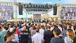 İzmir Uluslararası Gençlik ve Dans Festivali renkli görüntülere sahne oldu 