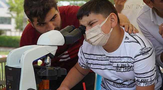 Karşıyaka'da eğlenceli 'Fen Bilimleri' şenliği 