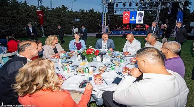 Ramazan'ın son gününde iftar sofrası Büyükşehir emekçileri için kuruldu 