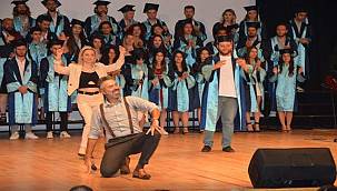 Çeşme Turizm Fakültesi mezunlarını sektöre uğurladı