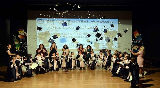 Egeli miniklerin ilk mezuniyet coşkusu