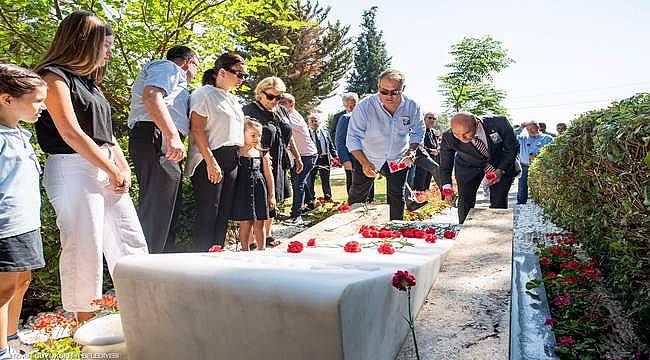 ​İzmir'in unutulmaz başkanı Ahmet Piriştina kabri başında anıldı 