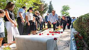 ​İzmir'in unutulmaz başkanı Ahmet Piriştina kabri başında anıldı 