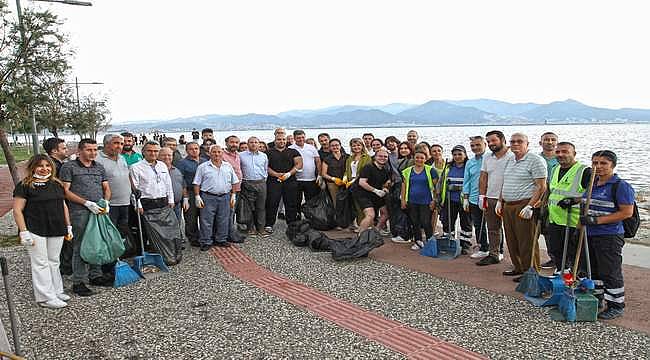 Karşıyaka'da gönüllü gençlerle sahil temizliği 