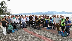 Karşıyaka'da gönüllü gençlerle sahil temizliği 