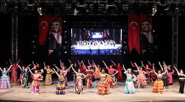 Konak'ta 300 halk dansçısı Şenlikte sahne aldı 