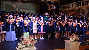 Şenlikle eğlendirdiler diplomayla sevindirdiler 