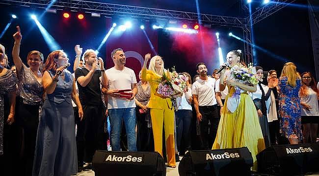 Şevval Sam TEV için sahne aldı 