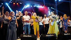 Şevval Sam TEV için sahne aldı 