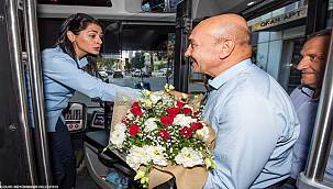 Başkan Soyer'den darp edilen kadın şoföre otobüsünde ziyaret 