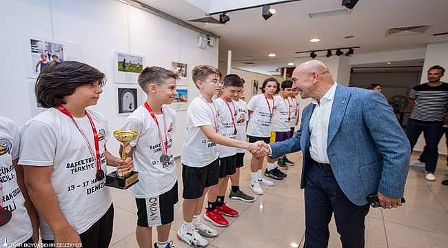 Başkan Soyer, Özel Eraslan Okulu'nun şampiyonlarını ağırladı 