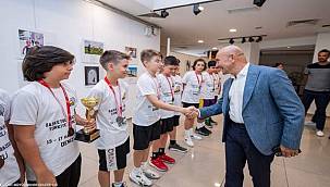 Başkan Soyer, Özel Eraslan Okulu'nun şampiyonlarını ağırladı