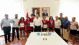 Egeli Yüzücüler turnuvalara damga vurmaya devam ediyor 