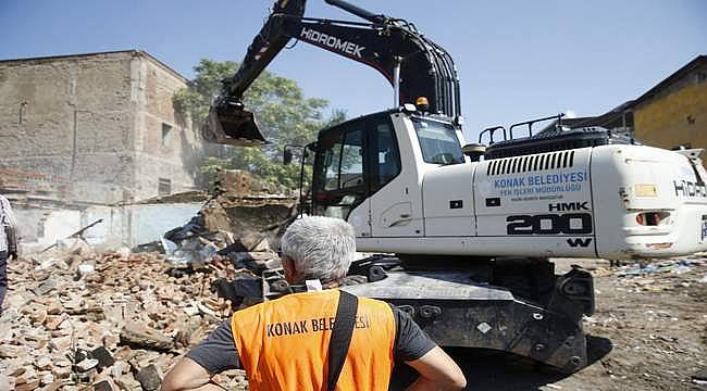 Konak'ta tehlikeli yapı yıkıldı 