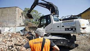 Konak'ta tehlikeli yapı yıkıldı