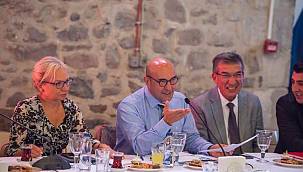 Başkan Tunç Soyer, kentteki muhtar derneklerinin yöneticileriyle bir araya geldi 