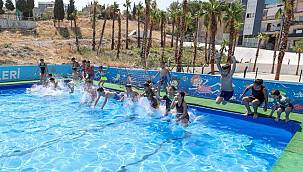 Bucalı çocuklar "mahalledeki havuzda" yüzme öğreniyor