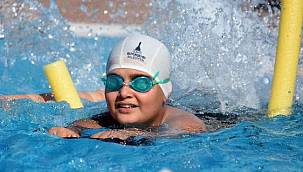 Çocuklar yazın keyfini yüzme dersleriyle çıkarıyor 