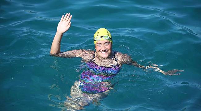 Egeli Türkoğlu, Manş Denizi'ni geçen en genç yüzücü oldu 