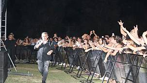 Haluk Levent, Foça'da gönülleri fethetti  