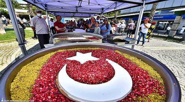 İzmir Büyükşehir Belediyesi aşure bereketini 12 bin kişiyle paylaştı 