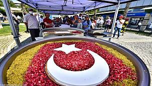 İzmir Büyükşehir Belediyesi aşure bereketini 12 bin kişiyle paylaştı 