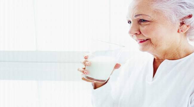 Osteoporozdan korunmak için her gün iki bardak süt için 