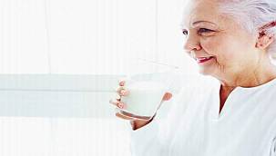 Osteoporozdan korunmak için her gün iki bardak süt için 