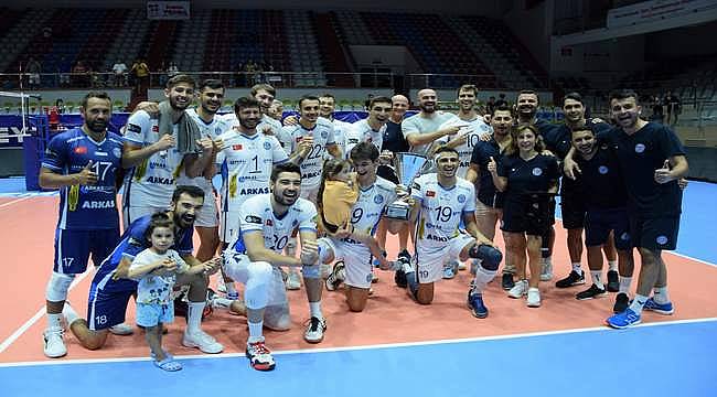 8. TSYD İzmir Voleybol Turnuvası'nda kazanan Arkas Spor 