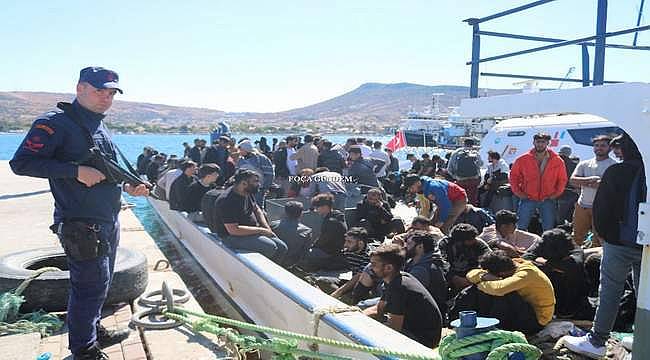 Foça açıklarında 300'e yakın düzensiz göçmen yakalandı 