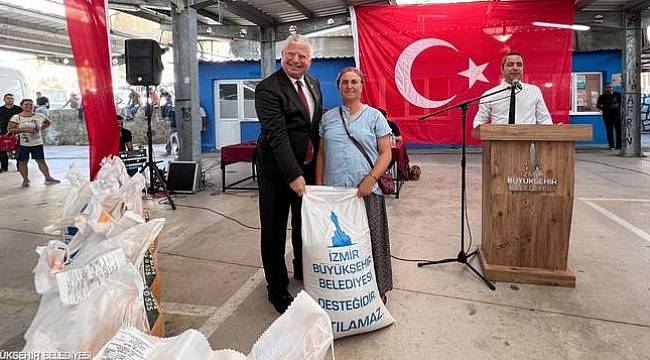 İzmir Büyükşehir'den Dikili'deki üreticiye yem desteği 