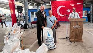 İzmir Büyükşehir'den Dikili'deki üreticiye yem desteği 