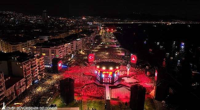 İzmir'in kurtuluşunun 100. yılında tarihe geçen kutlama yapıldı 