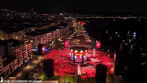 İzmir'in kurtuluşunun 100. yılında tarihe geçen kutlama yapıldı 