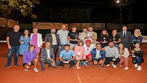 İzmirli Raketler Zafer İçin Küçük Kulüp Kortlarında Bir Araya Geldi