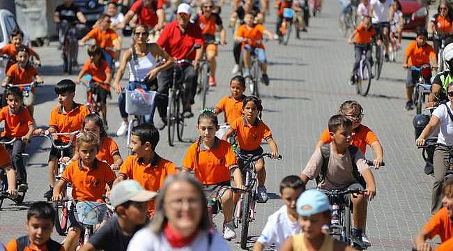 Selçuk'ta öğrenciler okula bisikletle gitti 