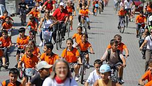 Selçuk'ta öğrenciler okula bisikletle gitti 