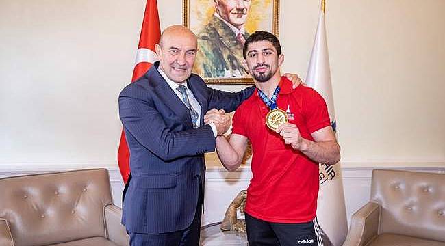 Başkan Soyer, Dünya şampiyonu Kerem Kamal'ı kutladı 