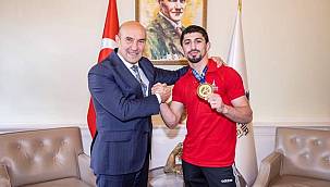 Başkan Soyer, Dünya şampiyonu Kerem Kamal'ı kutladı 